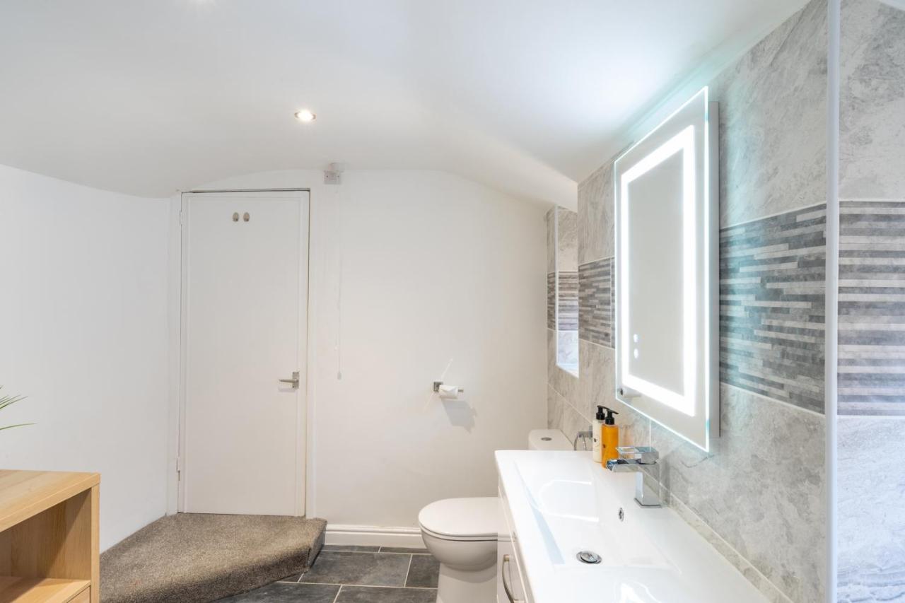 Newly-Renovated, Mid-Terrace Cottage In Портмадог Екстериор снимка